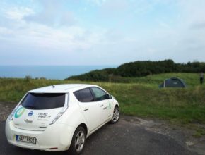 auto Ráno na pobřeží Albatrosového pobřeží s elektromobilem Nissan Leaf, Francie