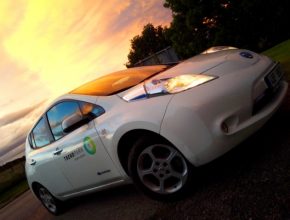 Elektromobil Nissan Leaf při západu slunce, Inverness