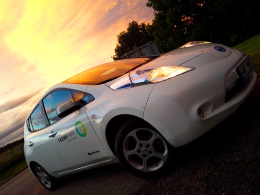 Elektromobil Nissan Leaf při západu slunce, Inverness