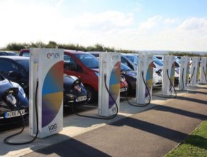 auto elektromobily Nissan Leaf u nabíjecích stanic V2G - vehicle to grid, které pomáhají napájet středisko pro výzkum a vývoj Nissanu v Británii