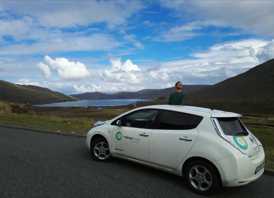 S Nissanem Leaf hladce kloužeme po skotských horách