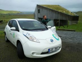 auto elektromobil Nissan Leaf ve Skotsku na ostrově Skye, současná architektura