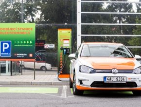 auto cez-Elektromobilita-volkswagen-e-golf-elektromobil-u-rychlonabijeci-stanice