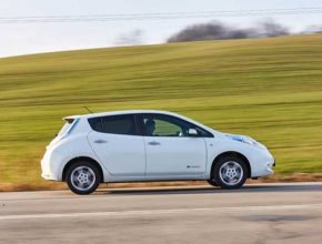 auto elektromobil Nissan Leaf na cestě parkování Praha
