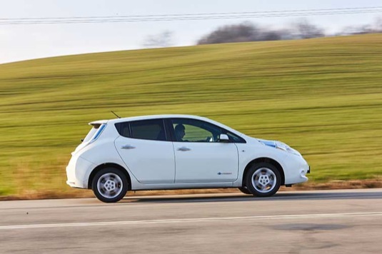 auto elektromobil Nissan Leaf na cestě parkování Praha
