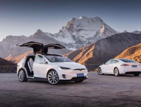auto elektromobily Tesla Model S a Model X na Tibetské náhorní plošině