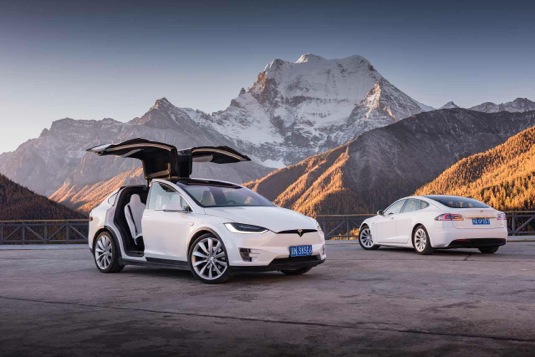 auto elektromobily Tesla Model S a Model X na Tibetské náhorní plošině