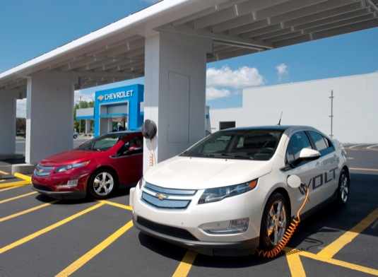 auto plug-in hybrid Chevrolet Volt u solární nabíječky