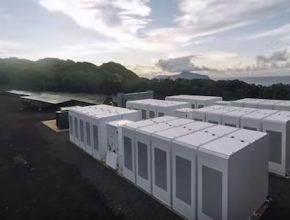 auto Tesla Powerpack úložiště energie pro ostrov Ta’u