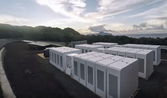 auto Tesla Powerpack úložiště energie pro ostrov Ta’u