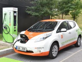 auto elektromobil Nissan Leaf u rychlonabíjecí stanice ČEZ v Praze u sídla ČEZ v Duhové