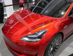 auto elektromobil Tesla Model 3 v gigatovárna gigafactory