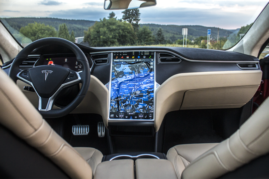 elektromobil Tesla Model S centrální displej