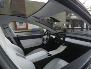 auto elektromobil Tesla Model 3 interiér