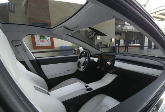 auto elektromobil Tesla Model 3 interiér