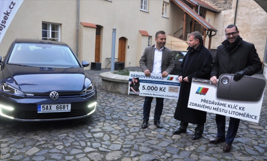 auto elektromobil Volkswagen e-Golf město Litoměřice