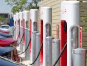 auto nabíjecí stanice rychlonabíječka Tesla Supercharger