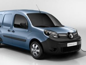 auto elektromobil elektrická dodávka Renault Kangoo ZE u nabíjecí stanice stojanu
