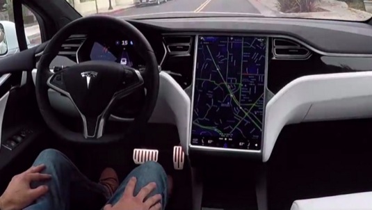 auto robotické řízení automobilu elektromobilu Tesla Model S díky platformě Vision a technologii Autopilot