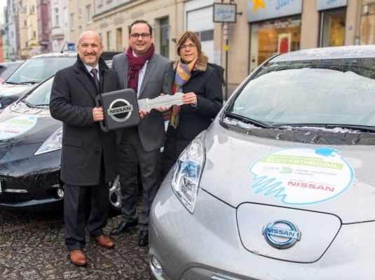 Zástupci německé metropole Essen si přebírají první elektromobily Nissan