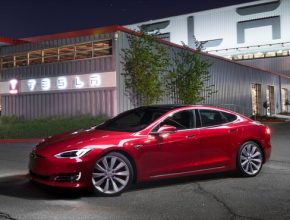 auto elektromobil Tesla Model S před továrnou ve Fremontu