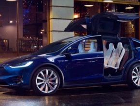auto elektromobil Tesla Model X otevřené dveře Falcon Wings
