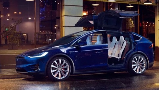 auto elektromobil Tesla Model X otevřené dveře Falcon Wings