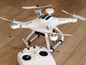 S dronem není dovoleno létat s ním nad „třetími osobami ani jejich majetkem a pořizovat záběry soukromých aktivit“.