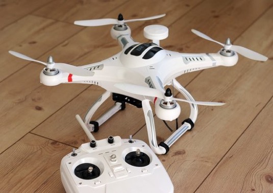 S dronem není dovoleno létat s ním nad „třetími osobami ani jejich majetkem a pořizovat záběry soukromých aktivit“.