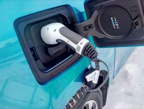 auto elektromobily dobíjení BMW i3 v zimě konektor
