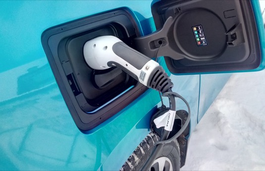 auto elektromobily dobíjení BMW i3 v zimě konektor