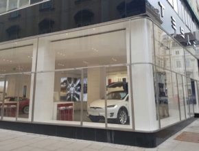 auto Tesla showroom Vídeň