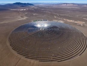 Solárně-koncentrační elektrárna u Tonopah v Nevadě. Projekt Sandstone by měl být nejméně desetkrát větší.