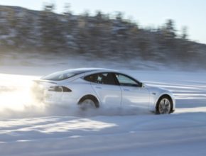elektromobil Tesla model S Dual Motor (D) ve sněhu
