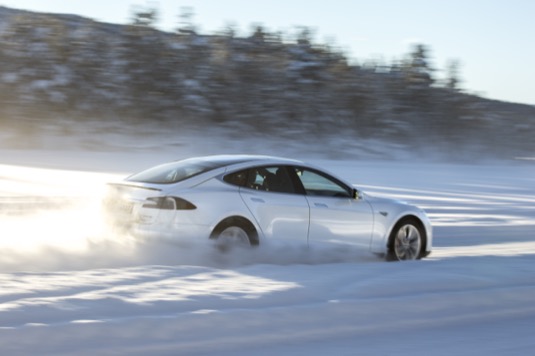 elektromobil Tesla model S Dual Motor (D) ve sněhu