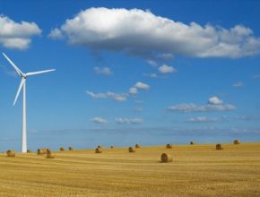 Jak jednoduše ověřit správné umístění větrné elektrárny ve velké farmě? No přeci s pomocí létajícího dronu!