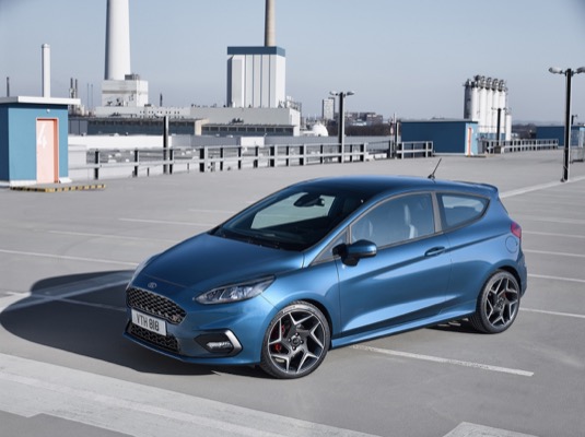 Sportovní zvuk tříválcového motoru doplňuje elektronický systém spolu s aktivní klapkou ve výfuku. K nižším emisím CO2 přispívá systém deaktivace jednoho válce při částečném zatížení.