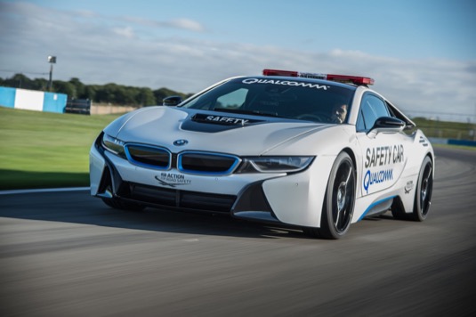 auto plug-in hybrid BMW i8 jako safety-car závodů elektrických formulí Formula E