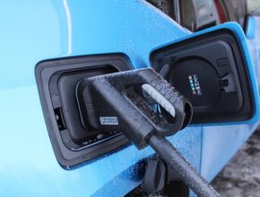 auto nabíjení elektromobilu BMW i3 na nabíjecí stanici Humpolec Vystrkov