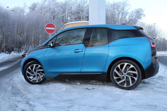 auto elektromobil BMW i3 u nabíjecí stanice Humpolec-Vystrkov