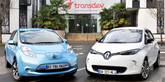 auto elektromobily Renault Zoe a Nissan Leaf před sídlem společnosti Transdev