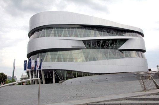 Slavné muzeum značky Mercedes-Benz ve Stuttgartu.