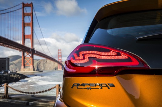 elektromobil Opel Ampera-e u mostu Golden Gate Bridge v San Francisku