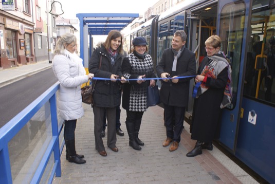 auto Slavnostní otevření tramvajové zastávky Prostorná po rekonstrukci