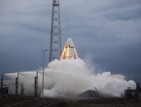 Test vesmírné lodi Crew Dragon (Dragon 2), která už příští rok odstartuje s lidskou posádkou k ISS a posléze i k obletu Měsíce.