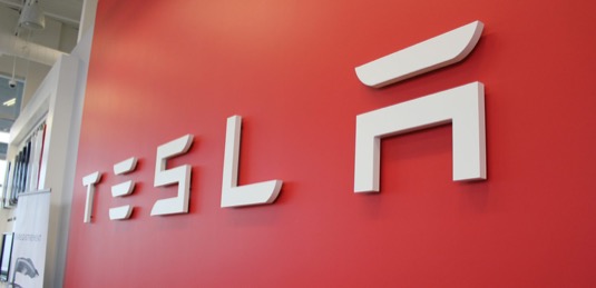 auto Tesla logo zkrácení jména