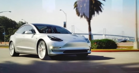 auto elektromobil Tesla Model 3 promo video