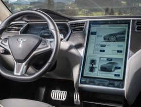 auto elektromobil Tesla Model S displej internet