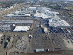 auto továrna Tesla Fremont v pohledu z dronu DJI