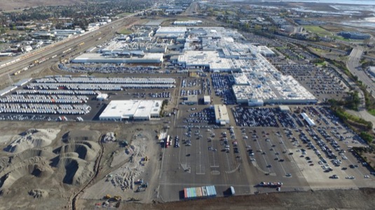 auto továrna Tesla Fremont v pohledu z dronu DJI